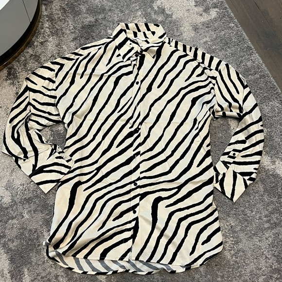 Like new H&M cream and black zebra print silky feel button down oversized fit - Picture 3 of 5